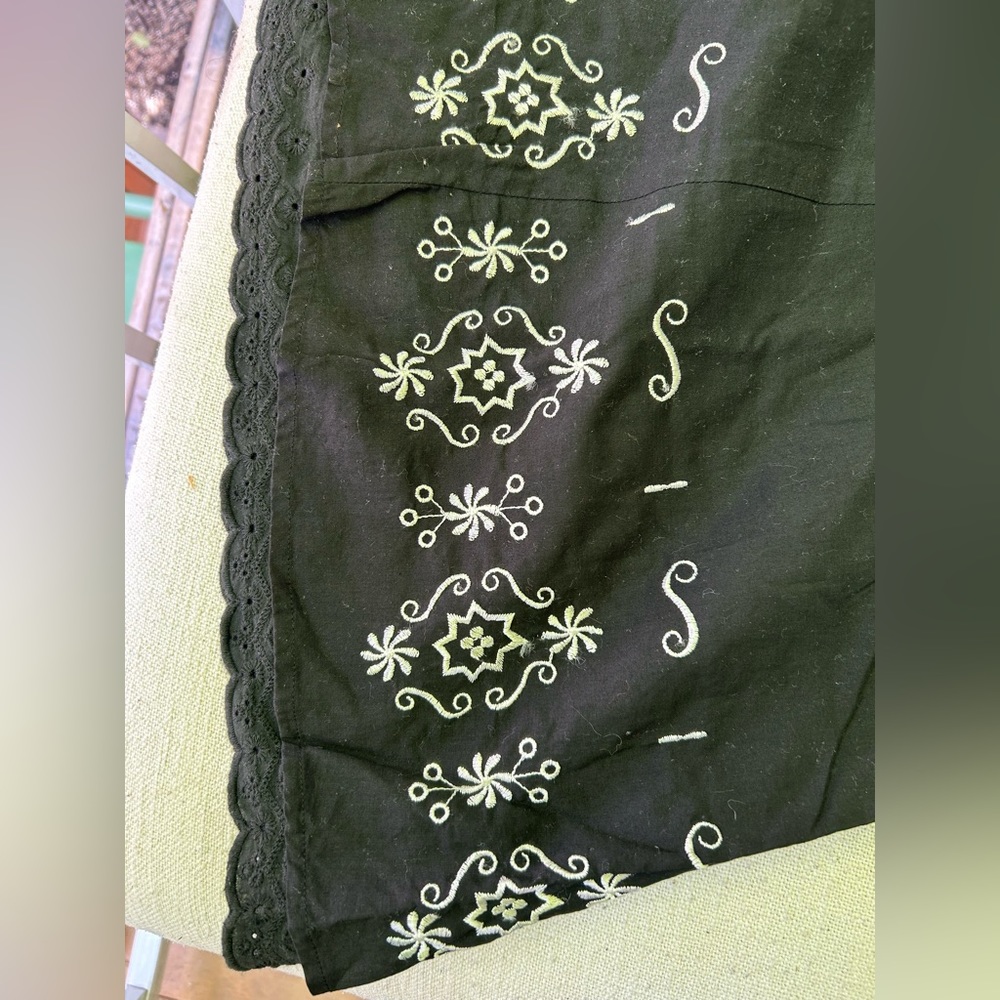 Dynamite | Vintage black with white embroidered flowers skirt | size 7 - Picture 3 of 9